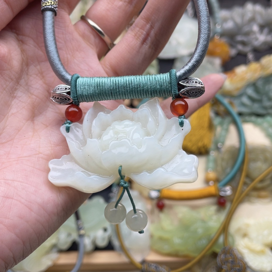 蛇纹石玉颈饰未镶嵌