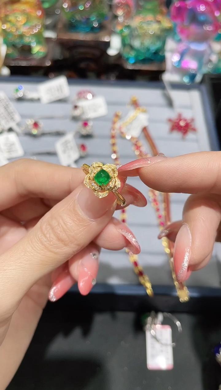 18K金镶嵌天然祖母绿戒指唐塔款