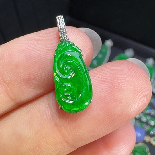 颈饰18K金镶嵌翡翠