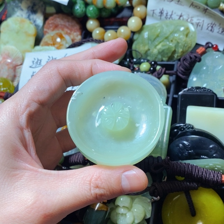 蛇纹石玉颈饰未镶嵌