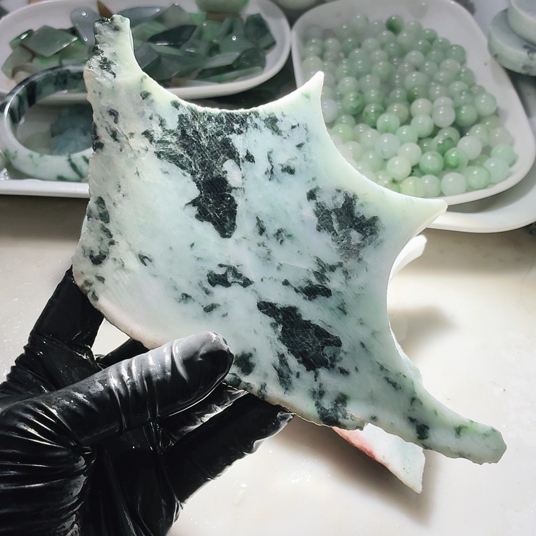 翡翠未镶嵌颈饰边角料