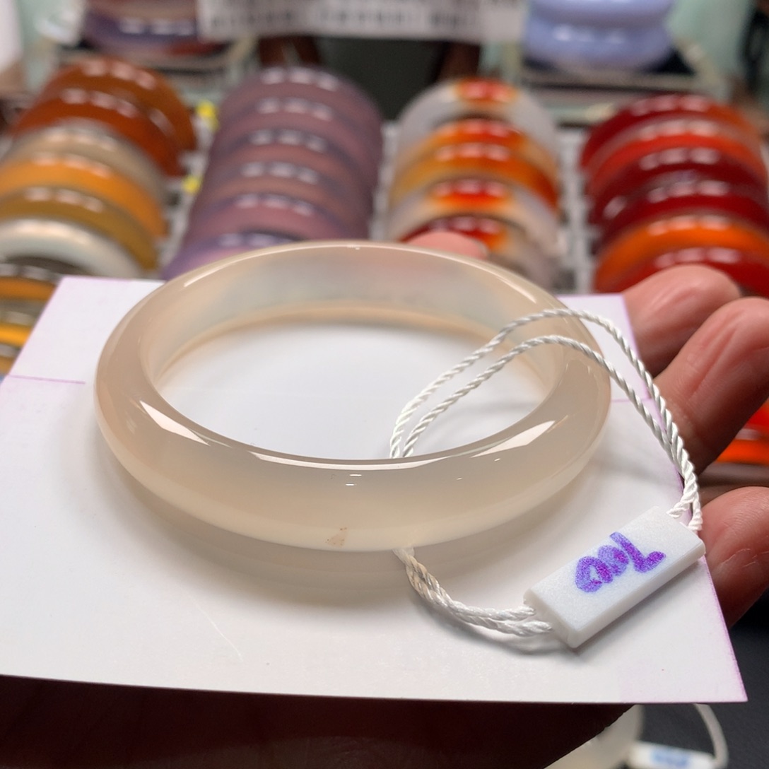 玛瑙/玉髓手镯未镶嵌快****憨