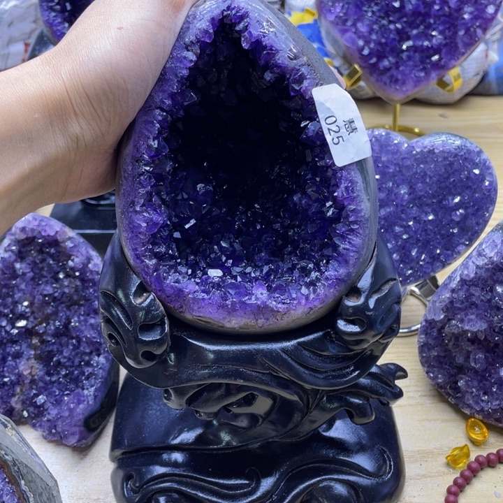 未镶嵌水晶大型摆件（非配饰）比**?