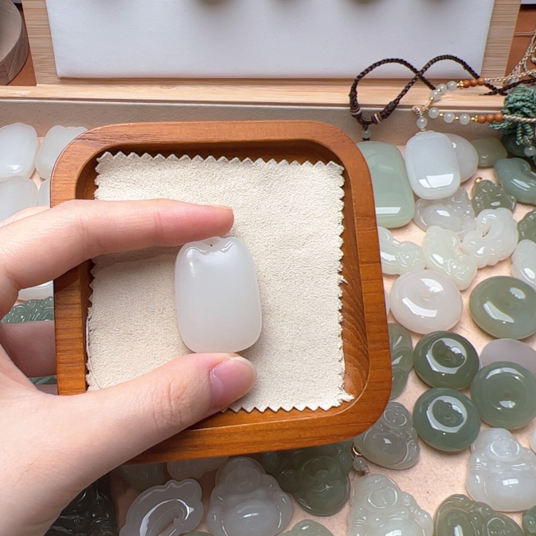 可***儿和田玉未镶嵌颈饰