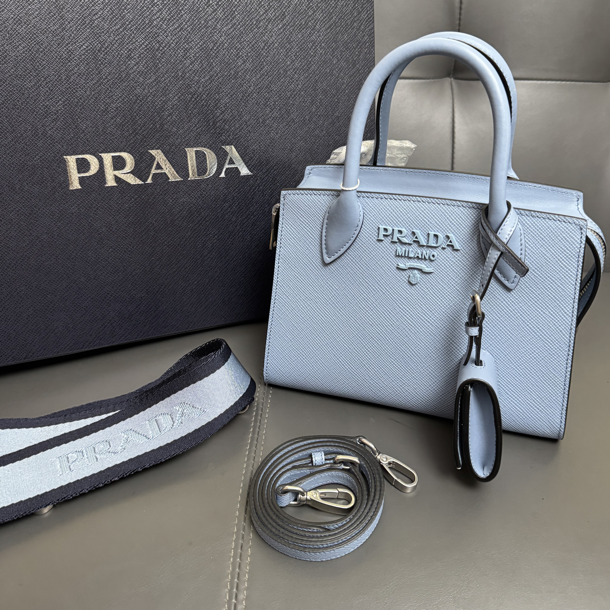 99新 Prada/普拉达 普拉达新款双肩带手提斜挎包