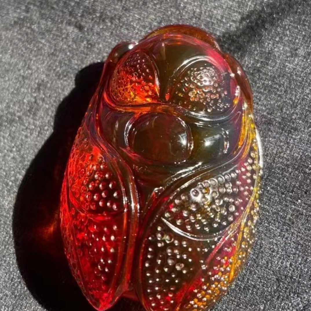 一鸣惊人樱桃红净水玻璃底不风化规格:49.3×33.6×18.5mm，克重:15！
