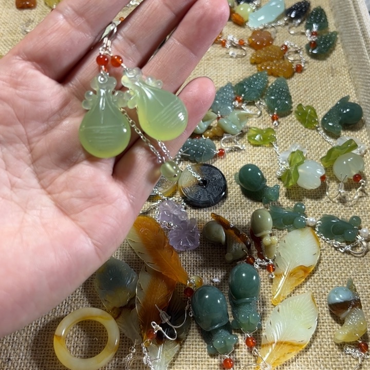 蛇纹石玉耳饰合金