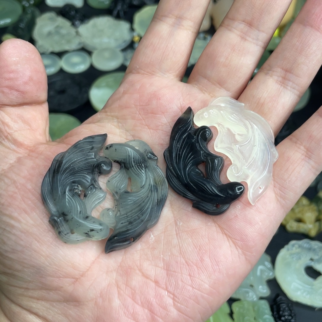 曳***花岫玉未镶嵌颈饰两对