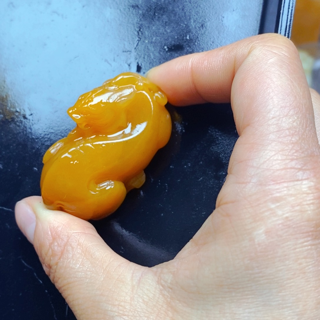 石英质玉（黄龙玉）未镶嵌颈饰