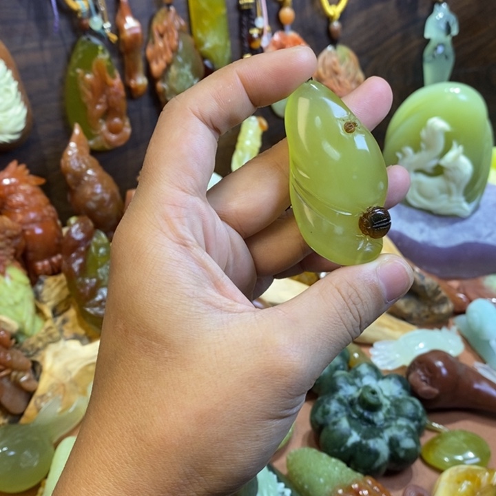 蛇纹石玉未镶嵌颈饰