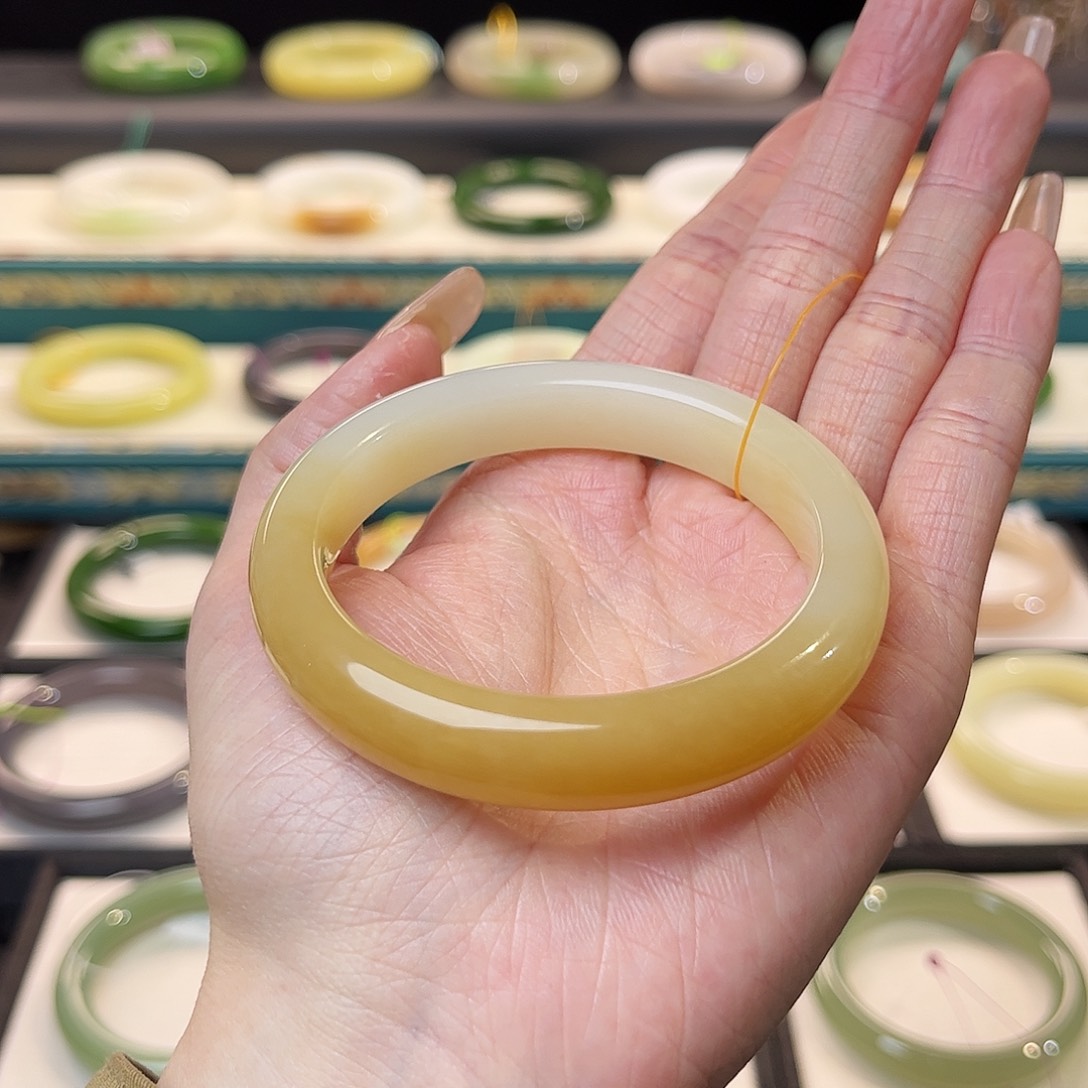 和田玉手镯未镶嵌糖白