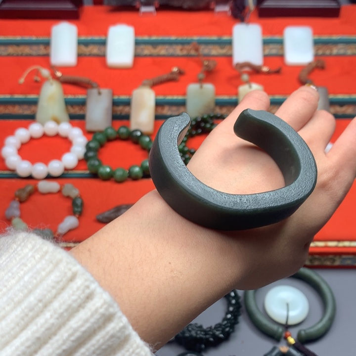 和田玉（糖玉）颈饰未镶嵌。*