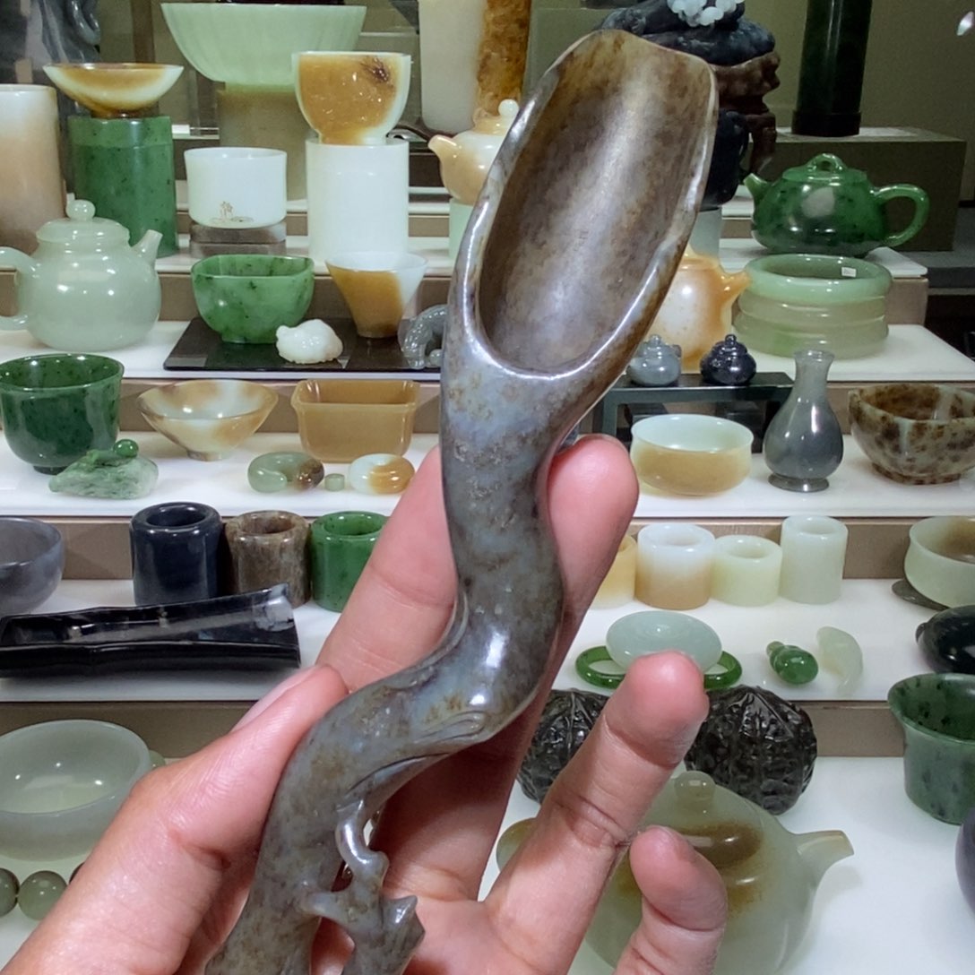和田玉把件未镶嵌糖草花茶勺