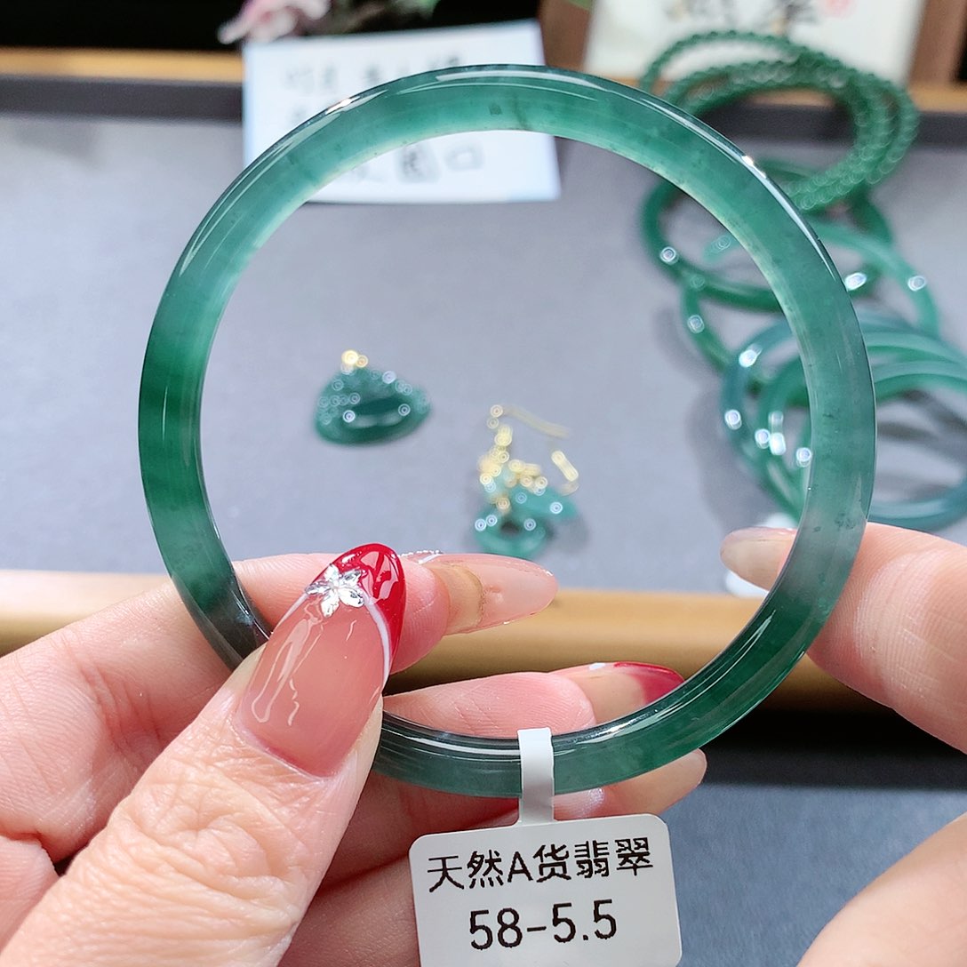翡翠手镯（圆镯）未镶嵌