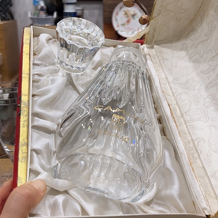 啊***贵瓷片巴卡拉水晶酒尊原盒