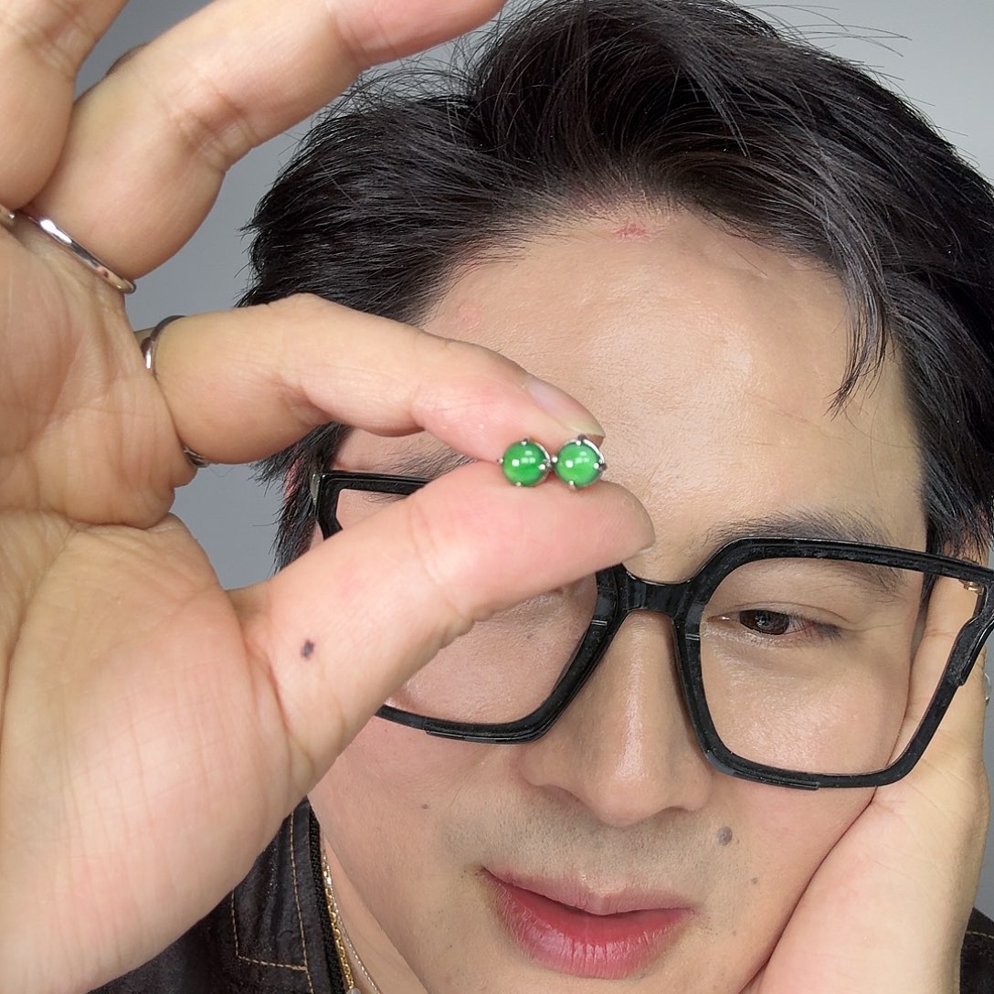 翡翠未镶嵌颈饰一对