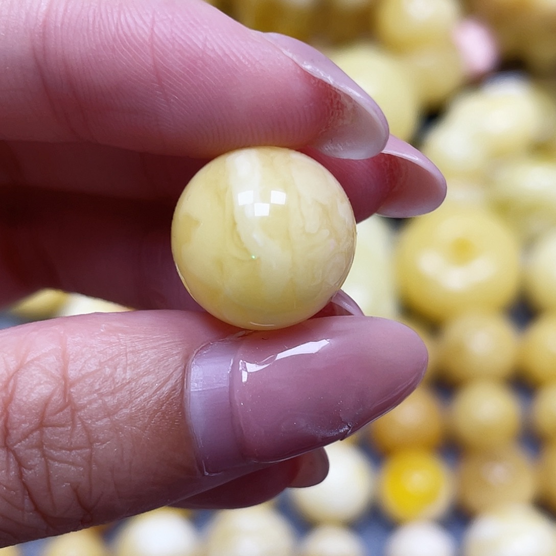 蜜蜡未镶嵌裸石15.3mm瑕疵