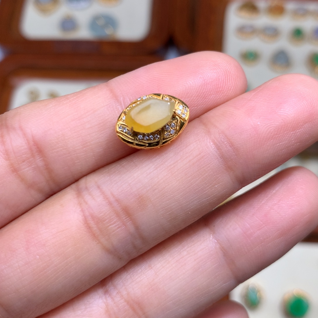 翡翠18K金镶嵌毛衣链随行