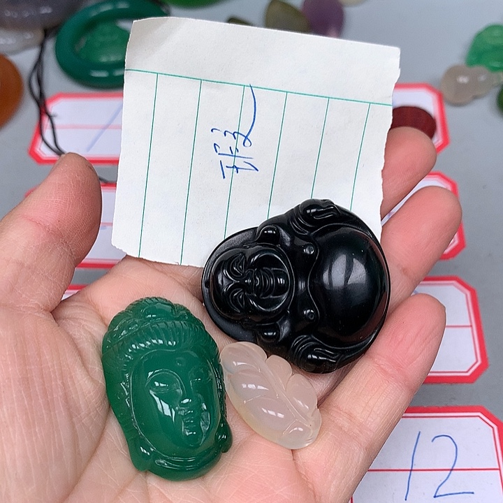 蔡***蔡玛瑙/玉髓未镶嵌颈饰