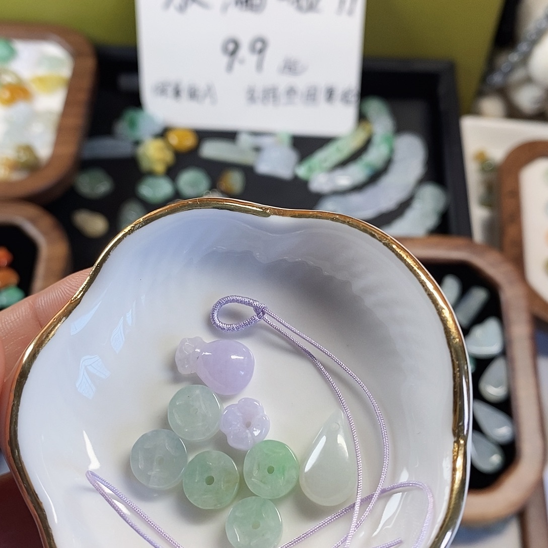 竹****翡翠未镶嵌颈饰小滴溜