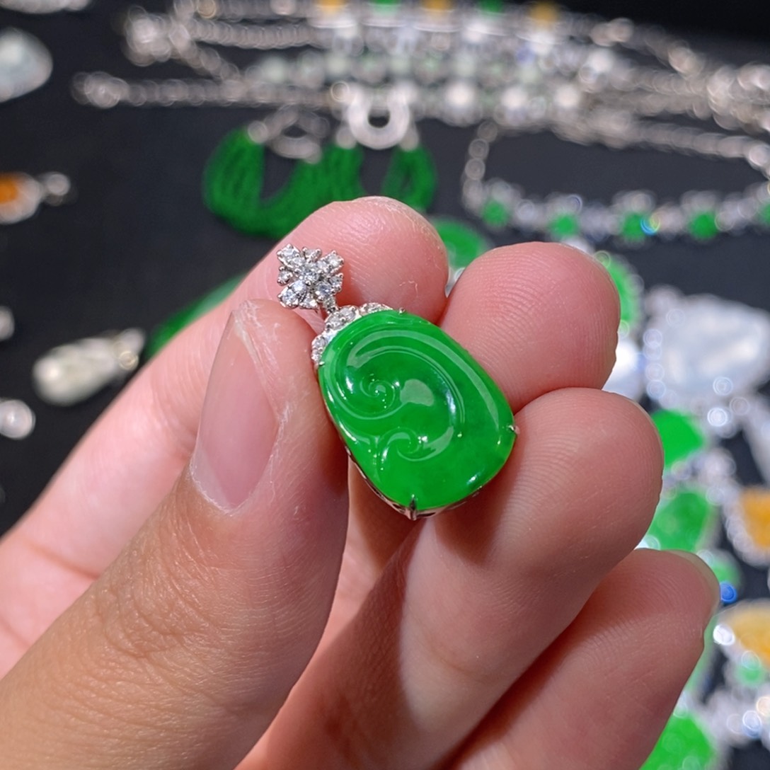 翡翠18K金镶嵌颈饰天然缅甸A货翡翠