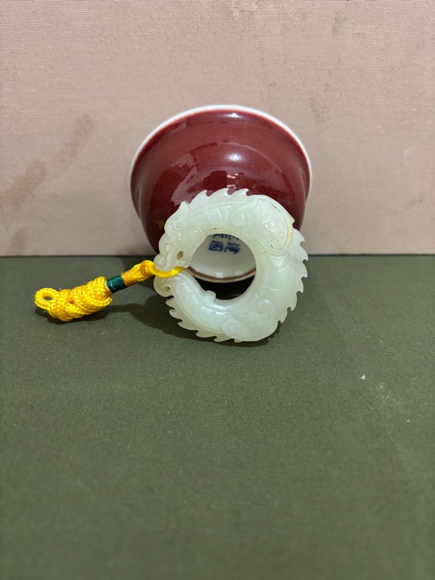 精美季红釉茶碗和玉雕咬尾龙把件