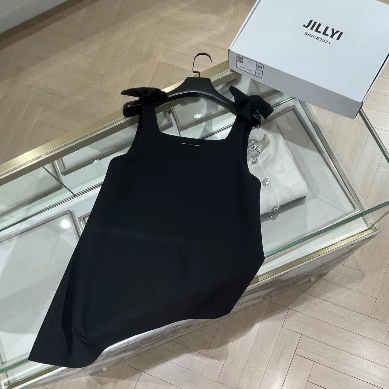 JILLYI南山店【黑色洛丽塔】黑色蝴蝶结肩带方领连衣裙
