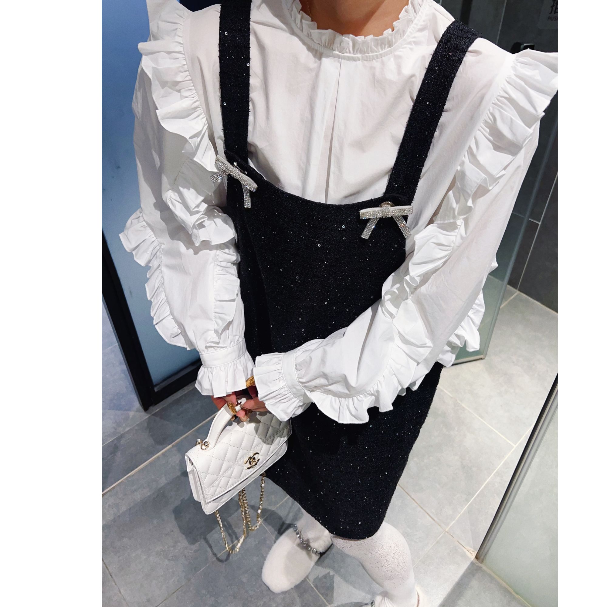《黑白交织》经典纯白色荷叶边衬衫加黑色小香背心裙两件套显瘦