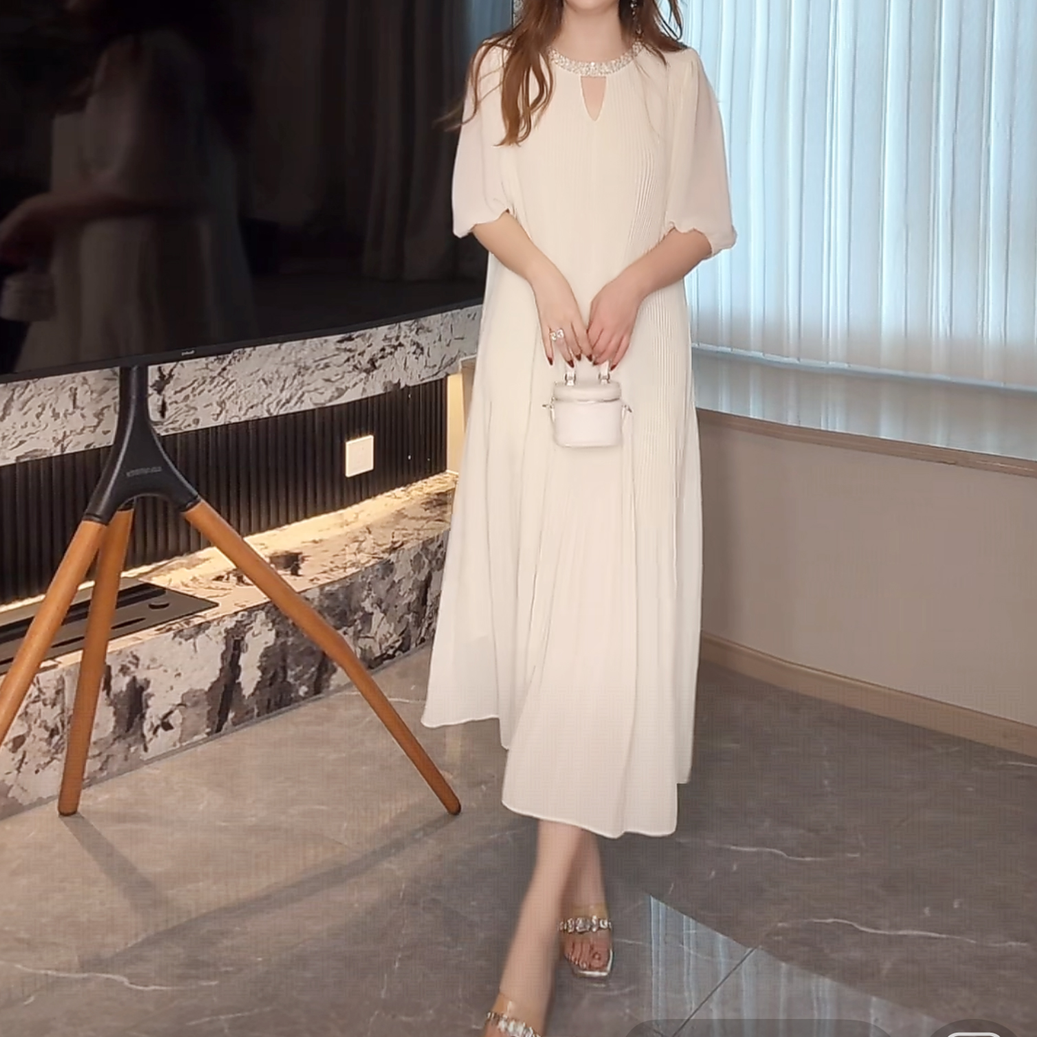 【奢也】奢华气质夏季白色百褶压皱显瘦遮肉领口钉钻中长款连衣裙