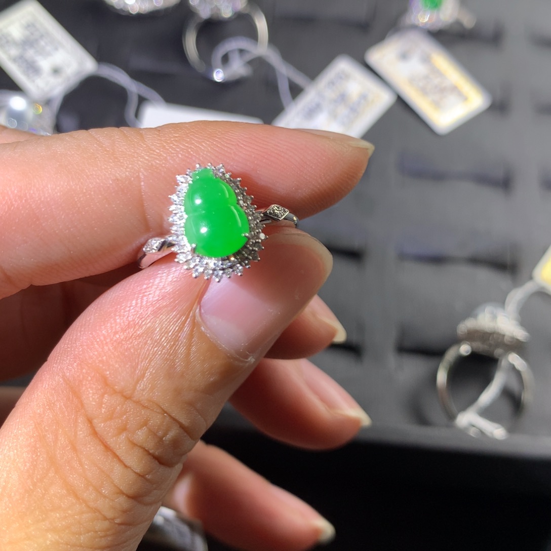 哈***x翡翠18K金镶嵌戒指翡翠