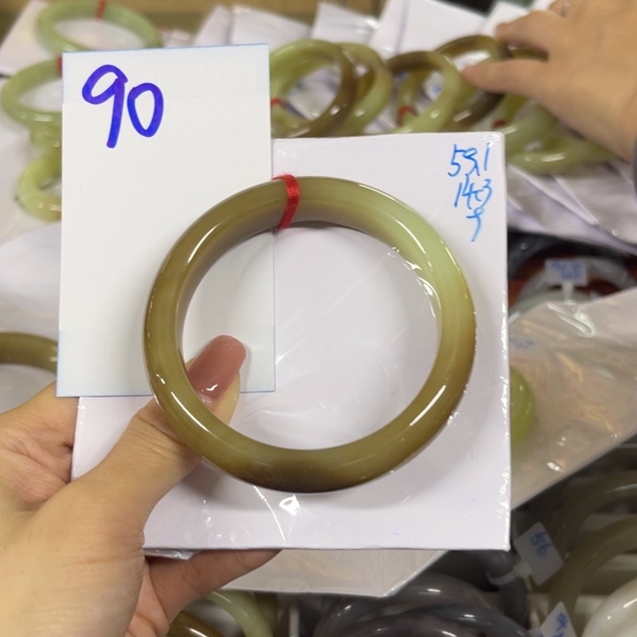 芋***妞和田玉未镶嵌手镯