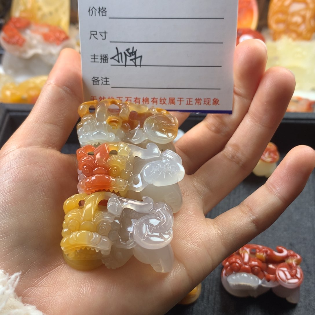 石英质玉（黄龙玉）挂件未镶嵌米**亲