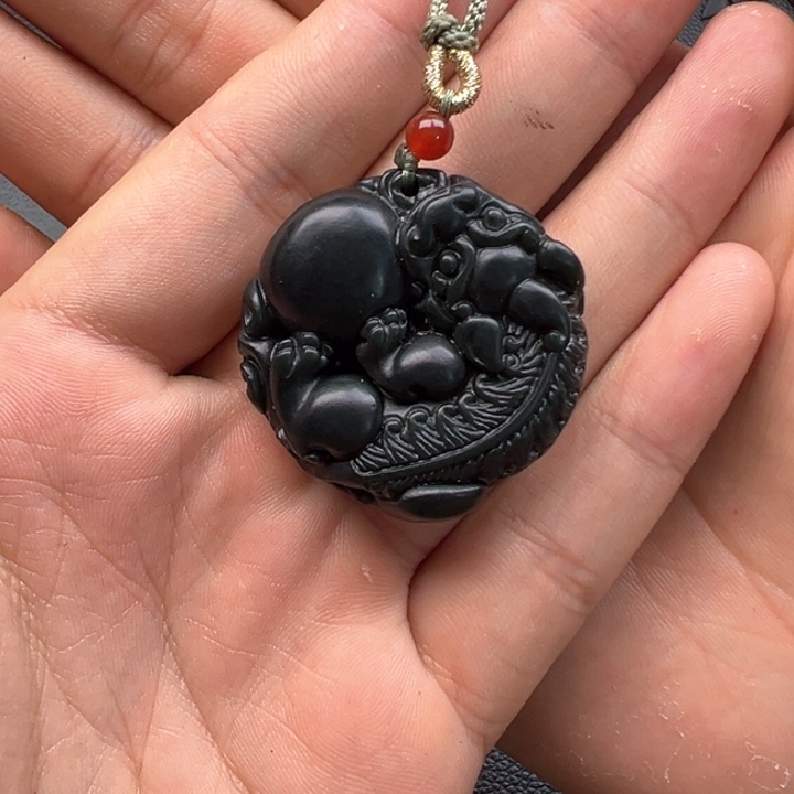 和田玉颈饰未镶嵌多样性拍一发一抱球貔貅