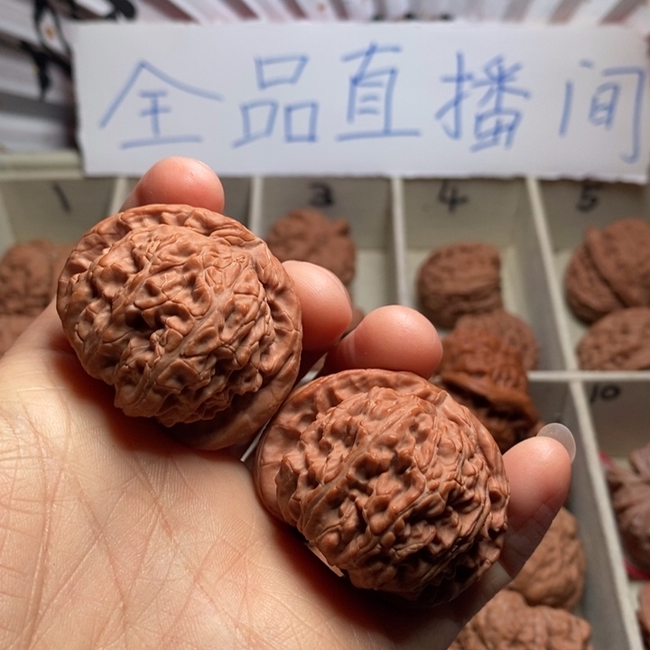 文玩核桃吊坠白狮子