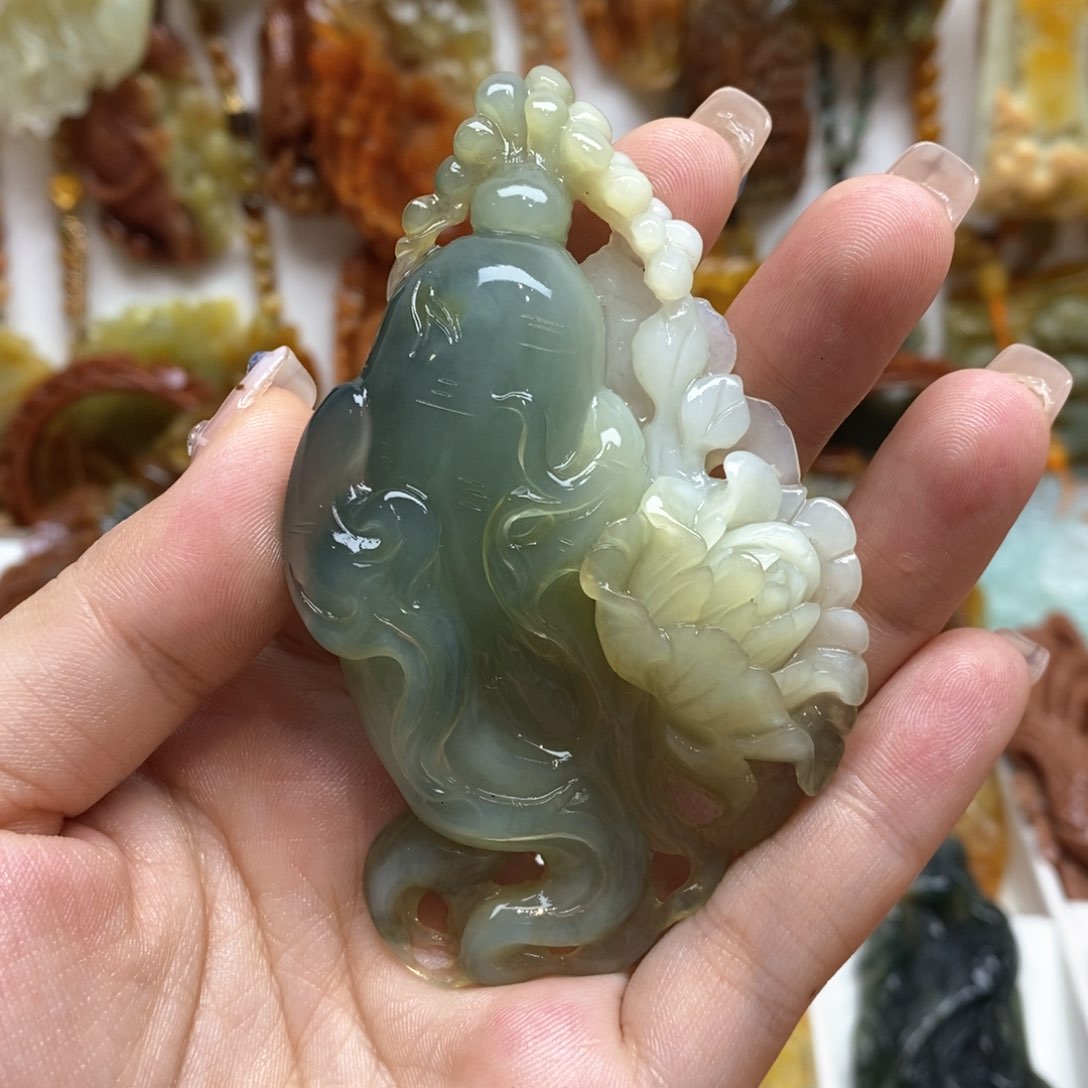 蛇纹石玉颈饰未镶嵌