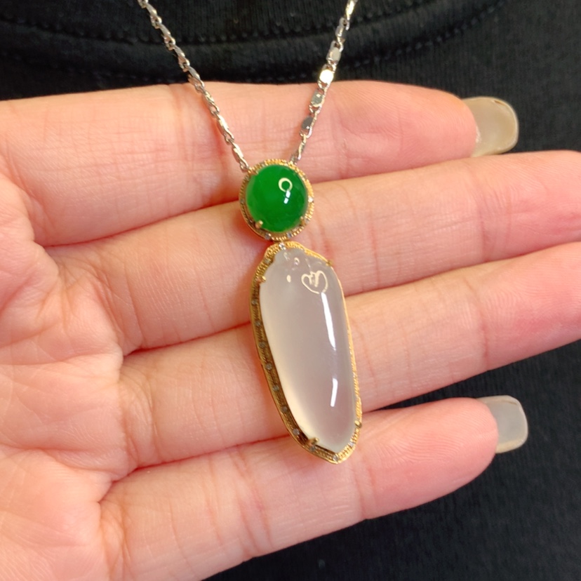 【闪购商品】颈饰18K金镶嵌翡翠福瓜