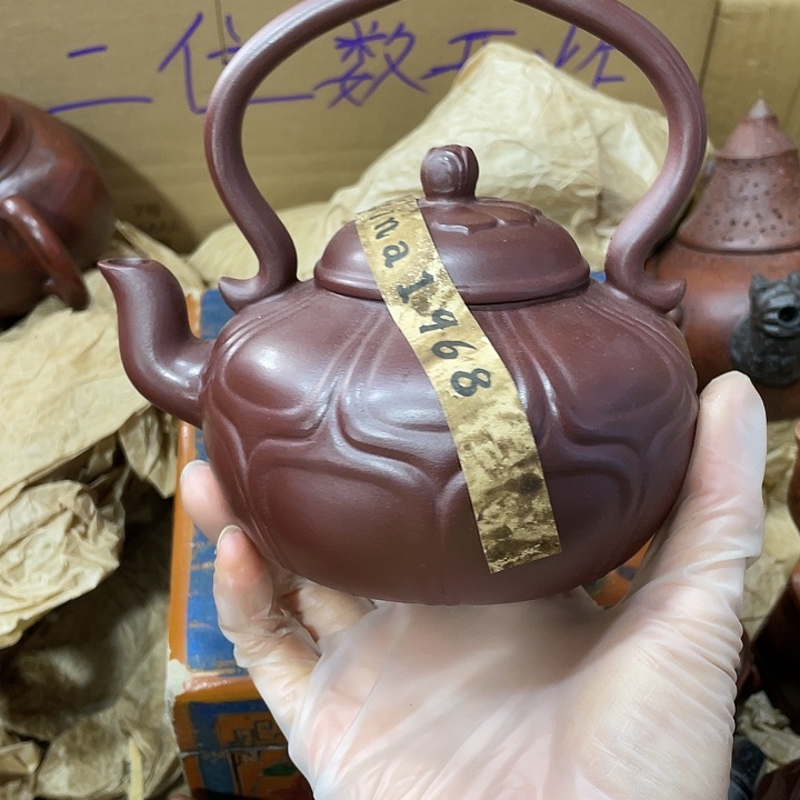 茶壶紫砂原矿泥料，手工制作的一把紫砂壶。