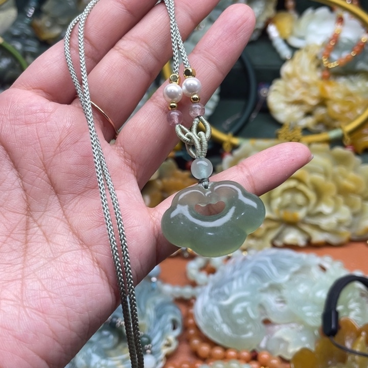 蛇纹石玉吊坠合金