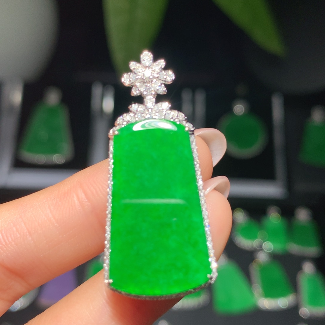 翡翠18K金镶嵌颈饰翡翠