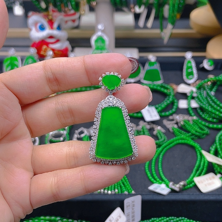 颈饰未镶嵌翡翠一刀切无事牌