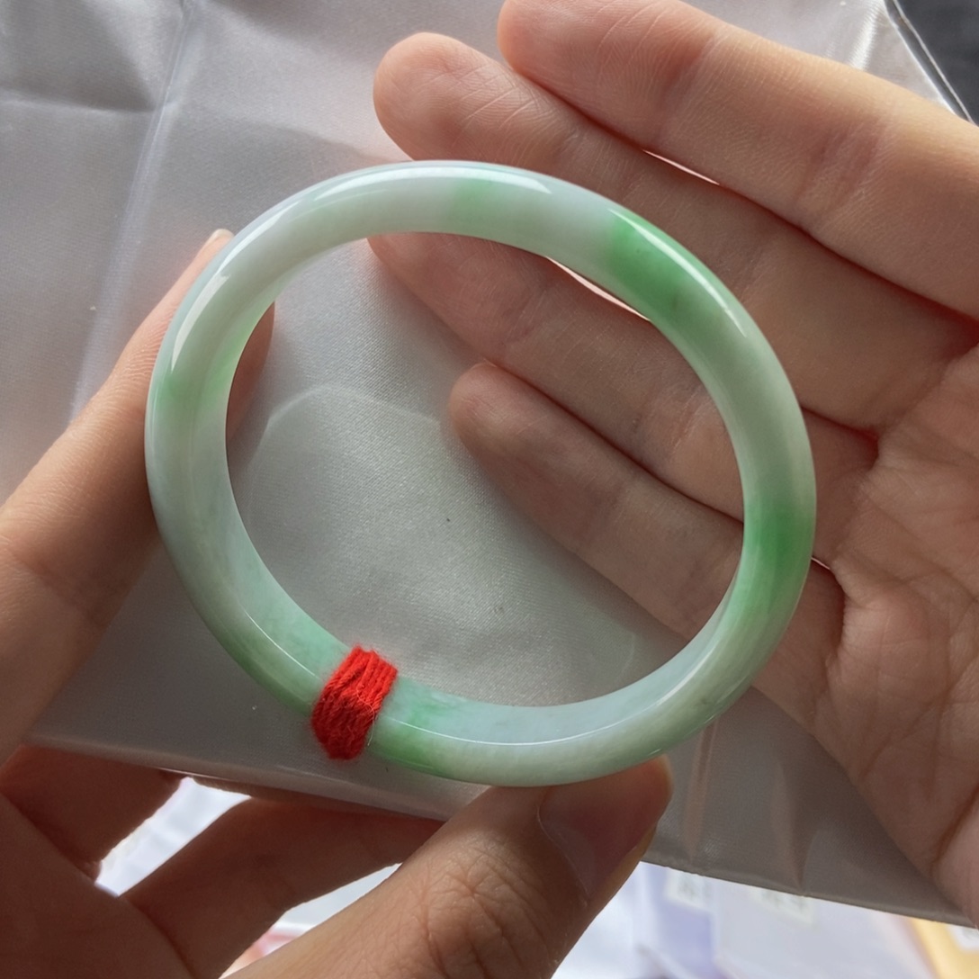 翡翠未镶嵌手镯55贵妇