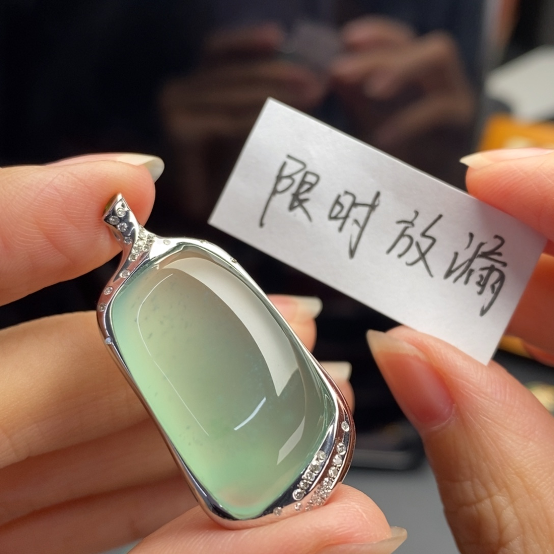 定制翡翠18K金镶嵌     冰晴无事牌