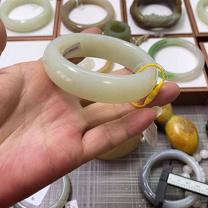 和田玉未镶嵌手镯