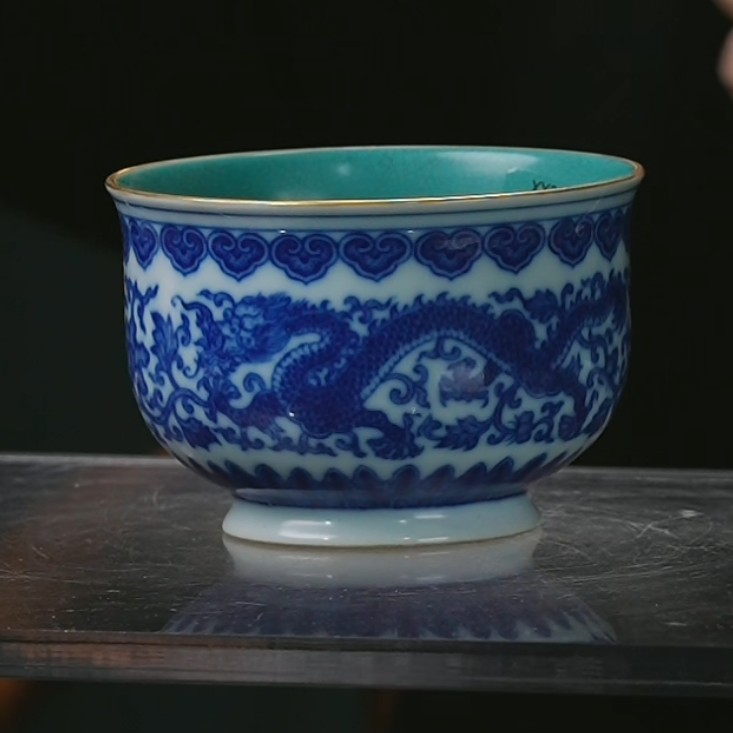 D内松石绿釉外青花龙穿花纹杯