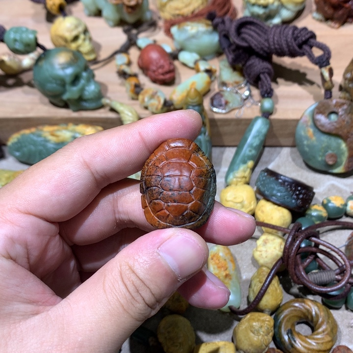 未镶嵌岫岩河磨玉（透闪石质玉）挂件