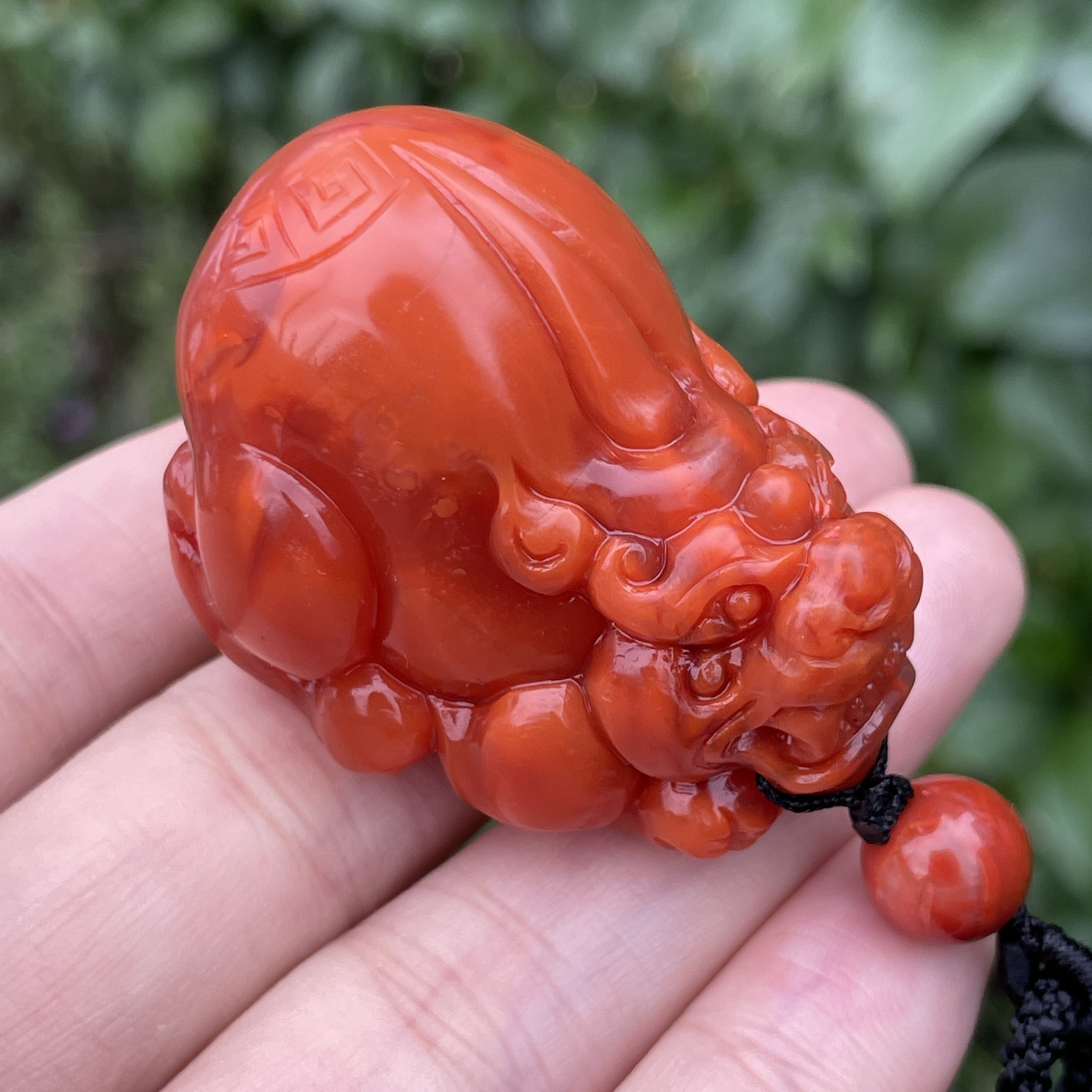 精品南红招财貔貅吊坠，颜色红润，柿子红，精工雕刻，尺寸31x41x30mm