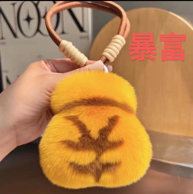 真獭兔毛钱袋子包包钥匙汽车挂件 黄色钱袋子