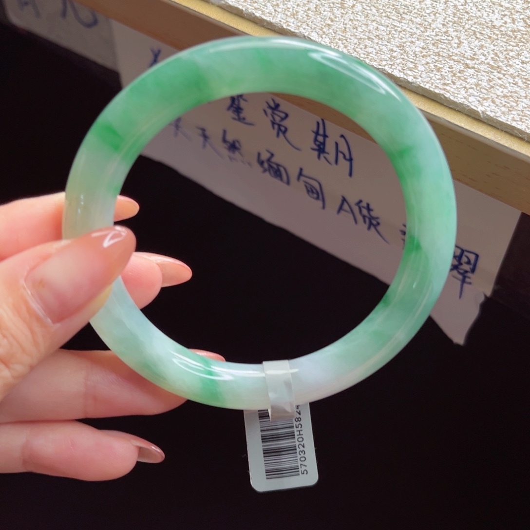 翡翠手镯未镶嵌手镯