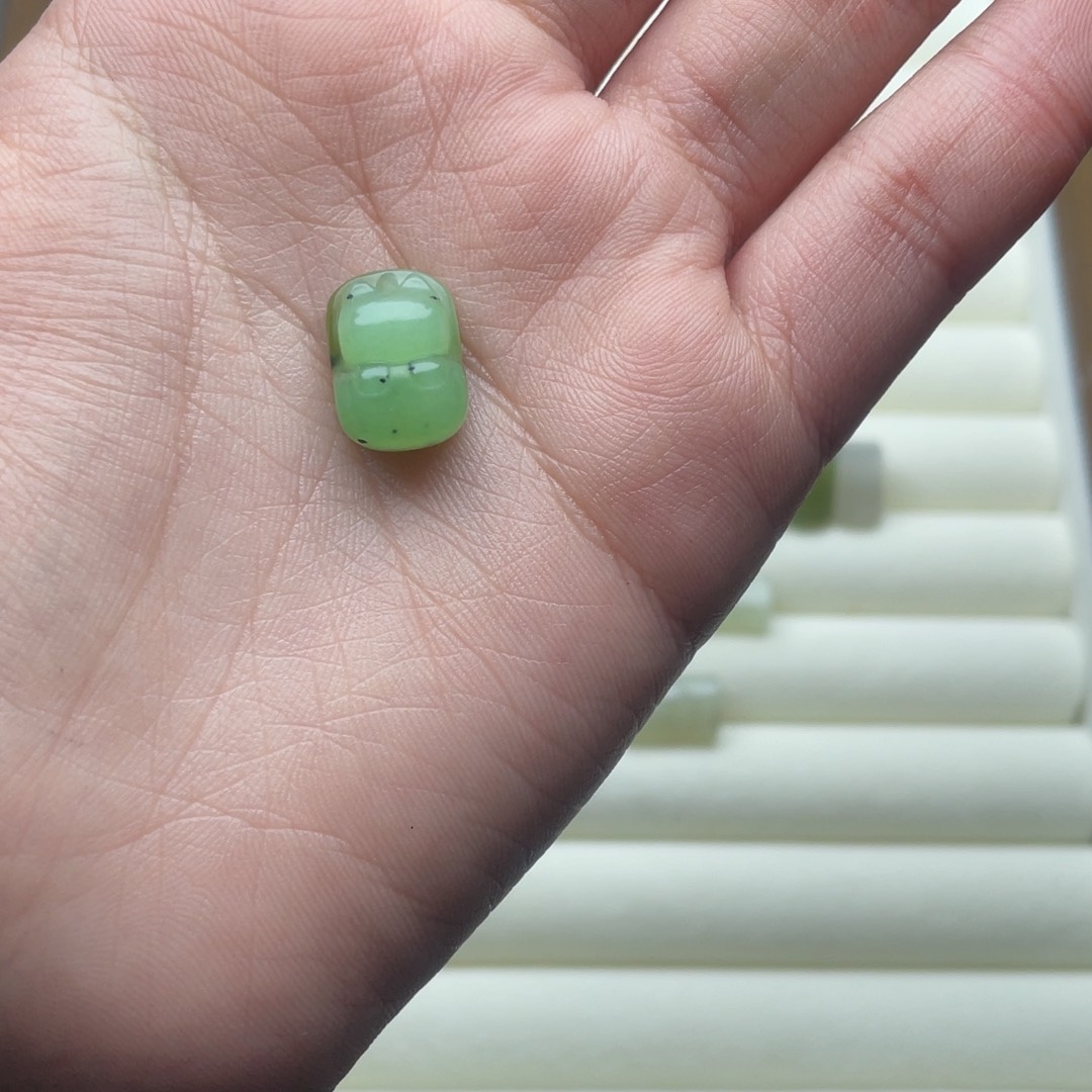 未镶嵌手绳和田玉蛋*