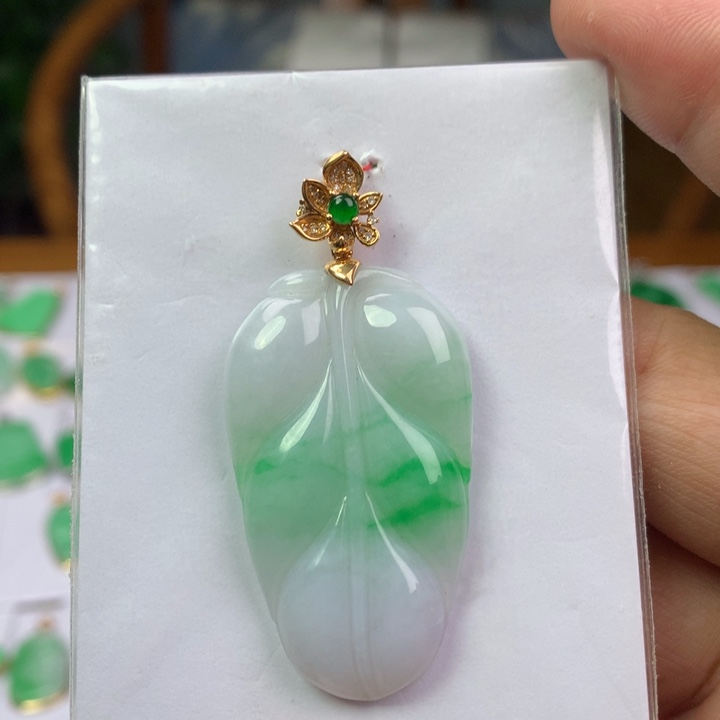颈饰18K金镶嵌翡翠